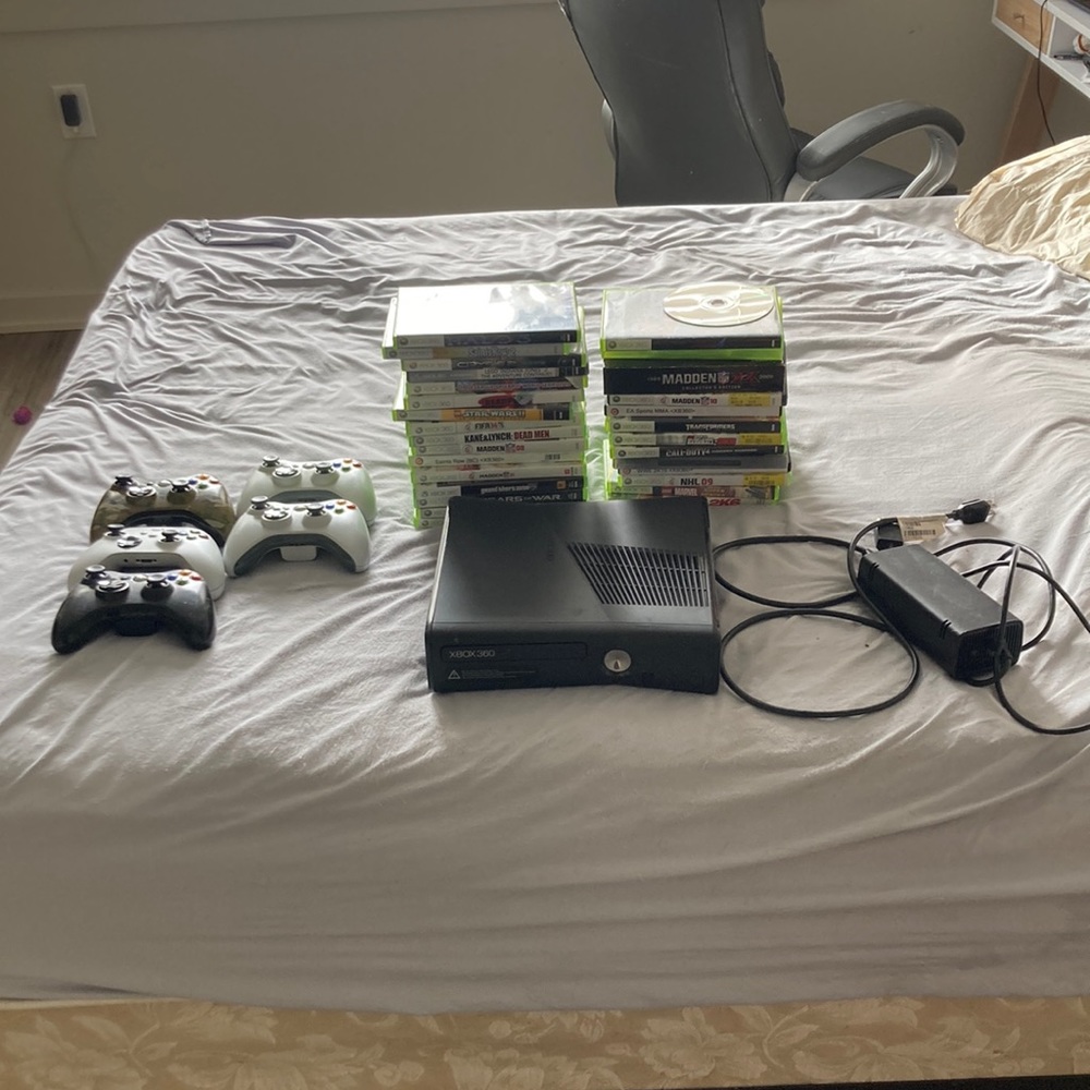 XBox 360S console  with 30 games 5 controllers. Everything works